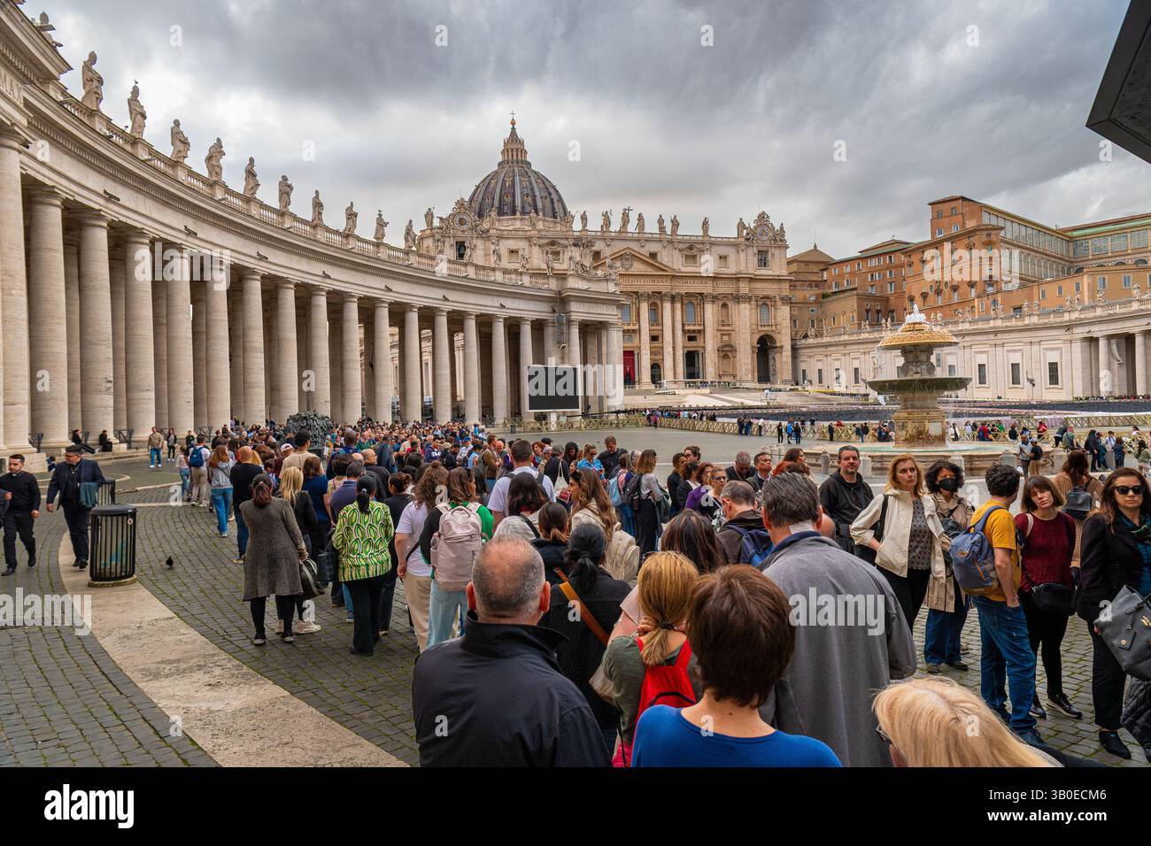 Reihen von Gläubigen, die warten, um den Petersdom zu betreten, um den Leichnam von Papst Franziskus, Vatikanstaat, Rom, Italien zu würdigen Stockfoto