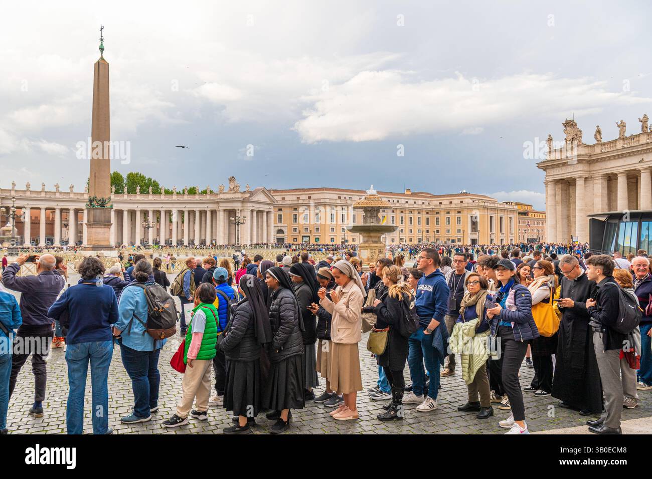 Reihen von Gläubigen, die warten, um den Petersdom zu betreten, um den Leichnam von Papst Franziskus, Vatikanstaat, Rom, Italien zu würdigen Stockfoto