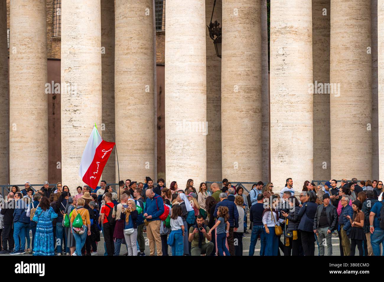Reihen von Gläubigen, die warten, um den Petersdom zu betreten, um den Leichnam von Papst Franziskus, Vatikanstaat, Rom, Italien zu würdigen Stockfoto