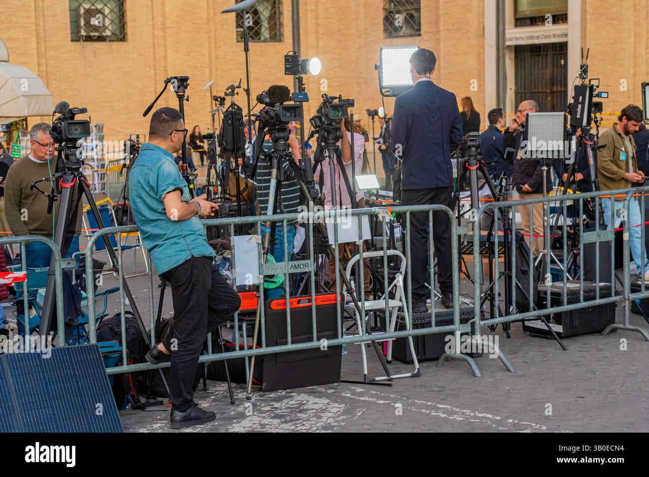 Internationale Fernsehteams auf dem Petersplatz dokumentieren die Tribut der Gläubigen an den Leichnam von Papst Franziskus, Vatikanstaat, Rom, Italien Stockfoto