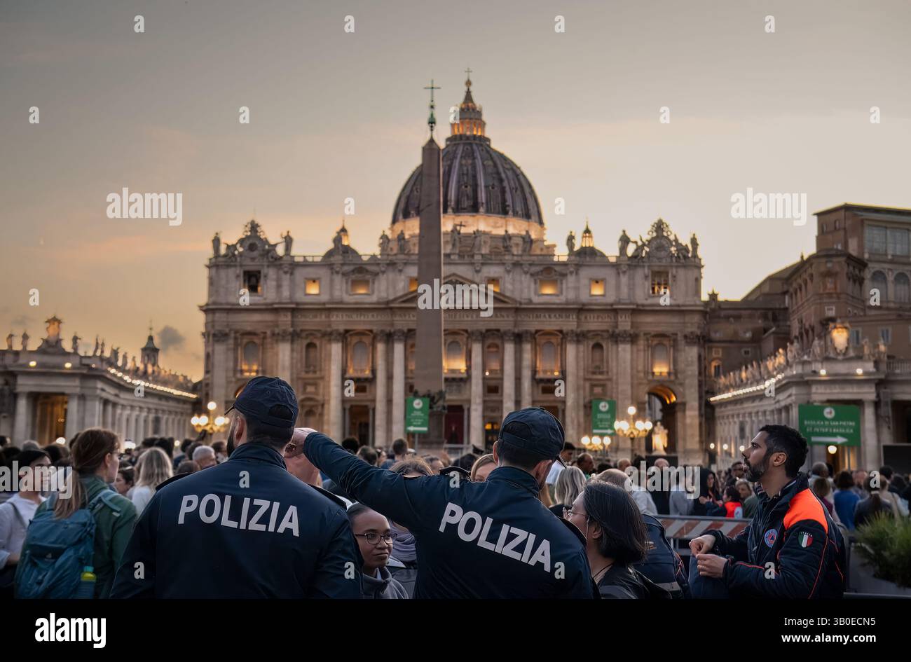Italienische Polizeibeamte kontrollieren den Petersplatz während der Hommage an die Leiche von Papst Franziskus, Vatikanstaat, Rom, Italien Stockfoto
