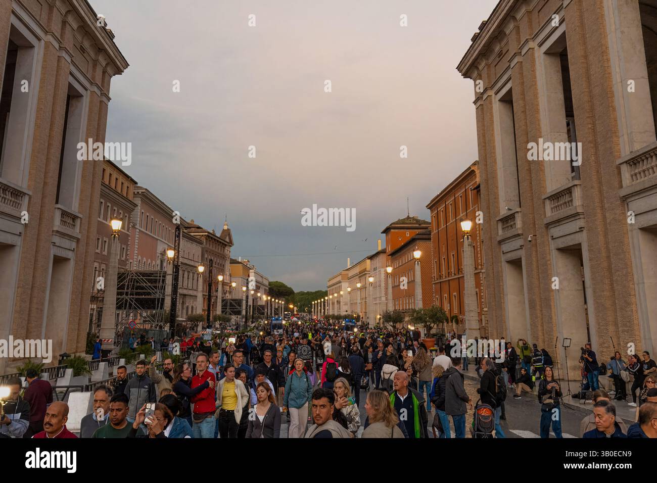 Treue Christen auf der Via della Conciliazione begeben Sie sich zum Petersplatz, um dem Leichnam von Papst Franziskus zu Tribut zu erweisen, Rom, Italien Stockfoto