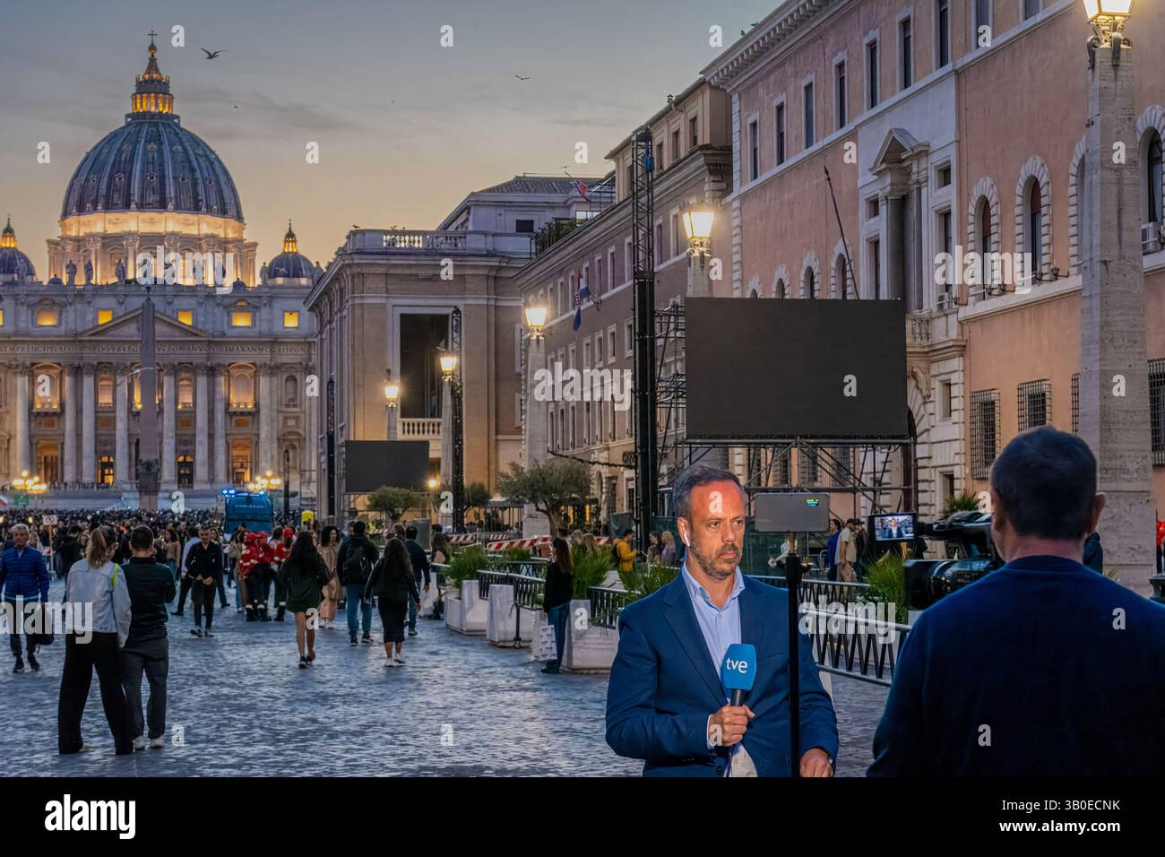 Internationale Fernsehteams auf dem Petersplatz dokumentieren die Tribut der Gläubigen an den Leichnam von Papst Franziskus, Vatikanstaat, Rom, Italien Stockfoto