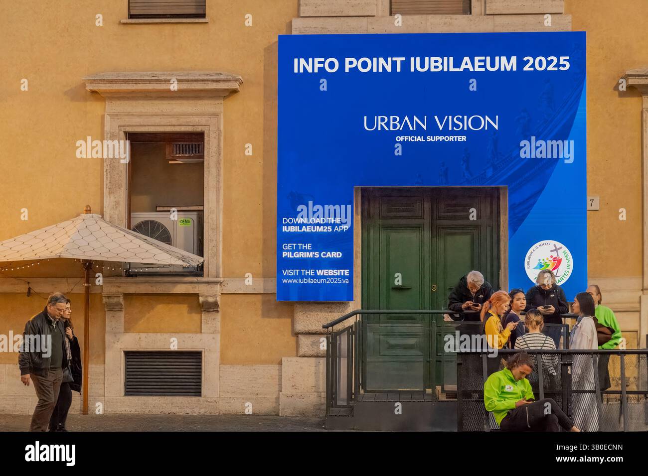 In der Via della Conciliazione, einem Büro für Pilger zum Jubiläum der Hoffnung, Rom, Italien Stockfoto