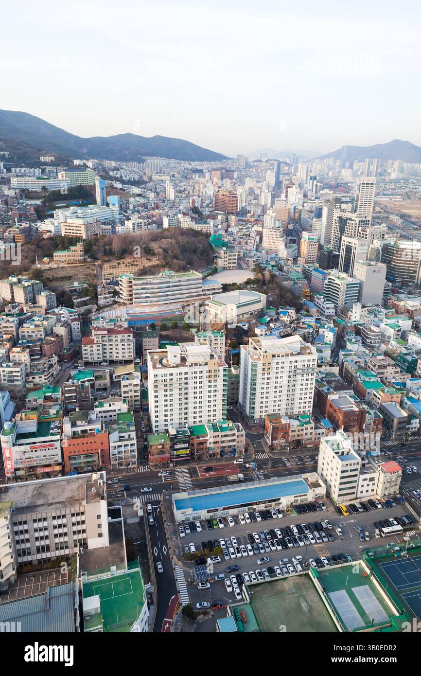 Busan, Südkorea - 14. März 2018: Hochwinkelansicht eines städtischen Stadtbildes mit Gebäuden, Straßen und umliegenden Hügeln unter klarem Himmel Stockfoto