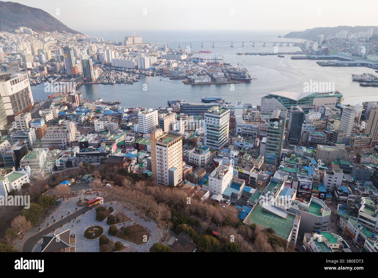 Busan, Südkorea - 14. März 2018: Ein pulsierendes Stadtbild mit einem belebten Hafen, einer Uferpromenade und hoch aufragenden Gebäuden. Die Einstellung stellt eine Mischung dar Stockfoto