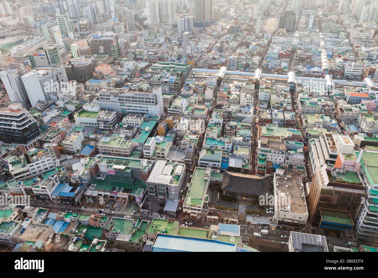 Busan, Südkorea - 14. März 2018: Ein lebhaftes Stadtbild mit dicht gepackten Gebäuden, vielfältiger Architektur und lebhaften Straßen, die veranschaulichen Stockfoto
