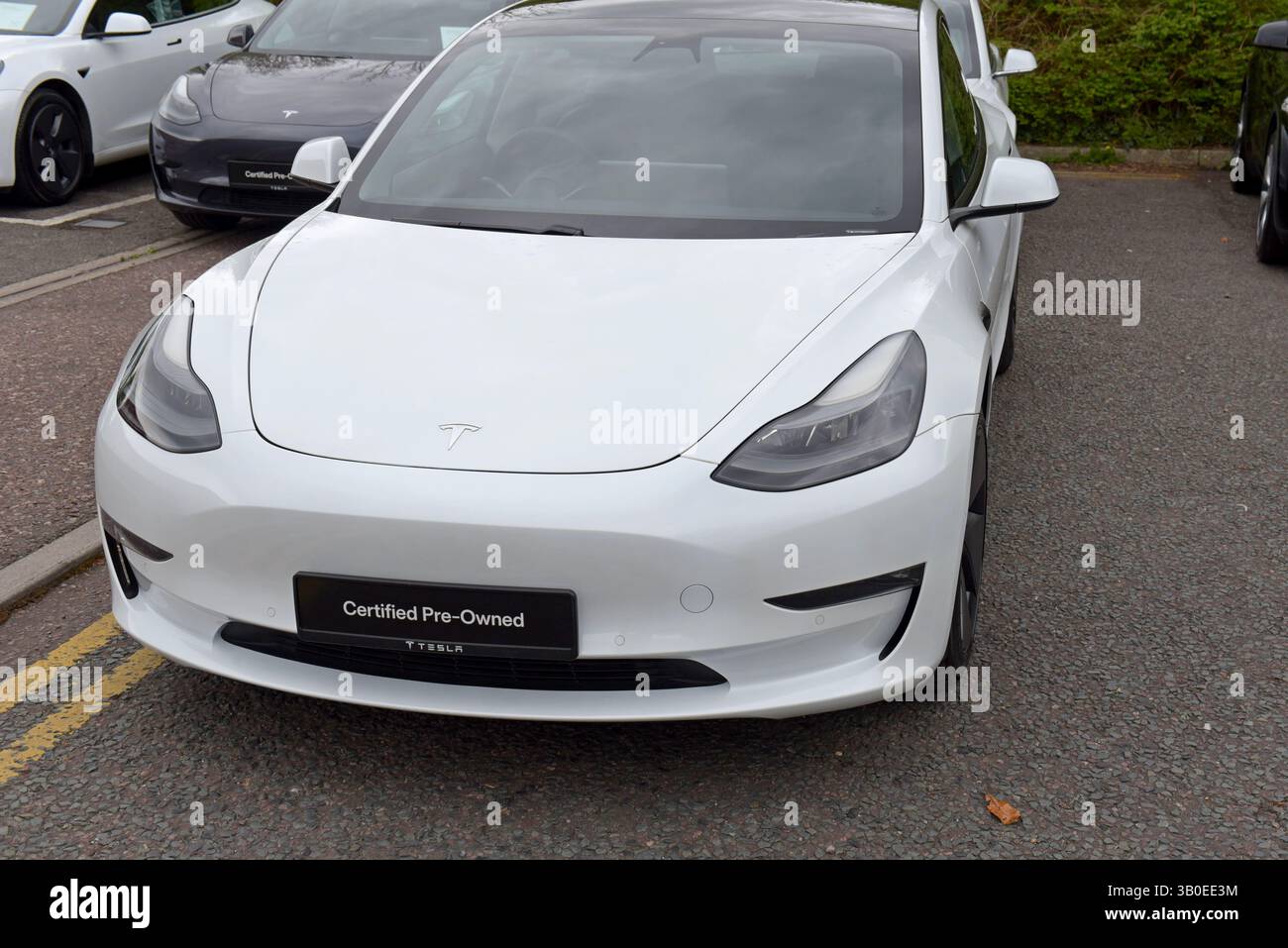 Gebrauchtes oder gebrauchtes tesla-Elektroauto im April 2025 bei einem Tesla-Händler in Bristol, Großbritannien Stockfoto