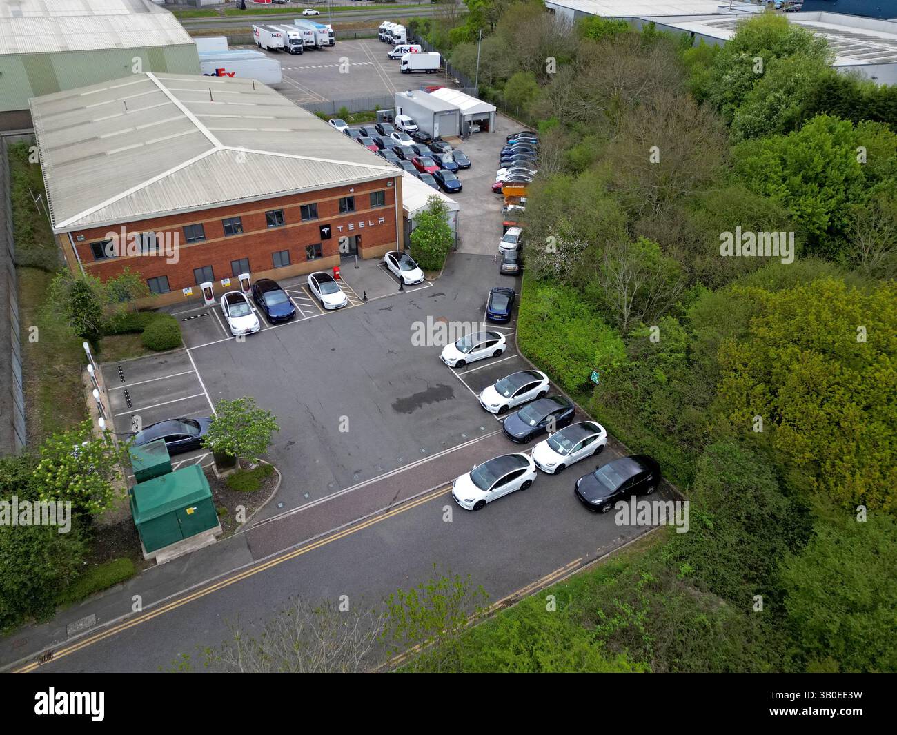 Drohnenansicht von gebrauchten oder gebrauchten tesla Elektroautos, die im April 2025 bei einem Tesla-Händler in Bristol Großbritannien verkauft werden Stockfoto