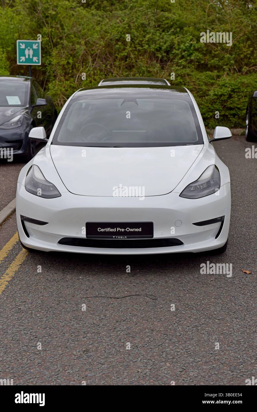 Gebrauchtes oder gebrauchtes tesla-Elektroauto im April 2025 bei einem Tesla-Händler in Bristol, Großbritannien Stockfoto
