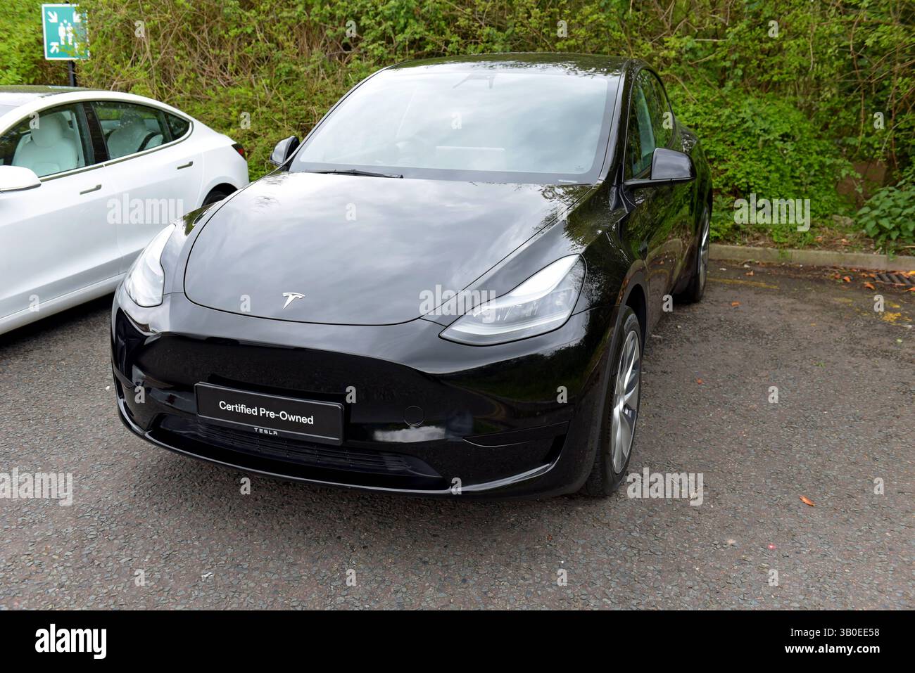 Gebrauchte oder gebrauchte tesla Elektroautos, die im April 2025 bei einem Tesla-Händler in Bristol, Großbritannien, verkauft werden Stockfoto