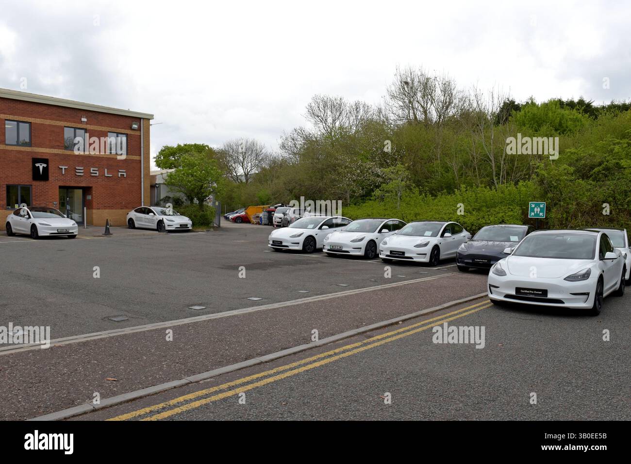 Gebrauchte oder gebrauchte tesla Elektroautos, die im April 2025 bei einem Tesla-Händler in Bristol, Großbritannien, verkauft werden Stockfoto