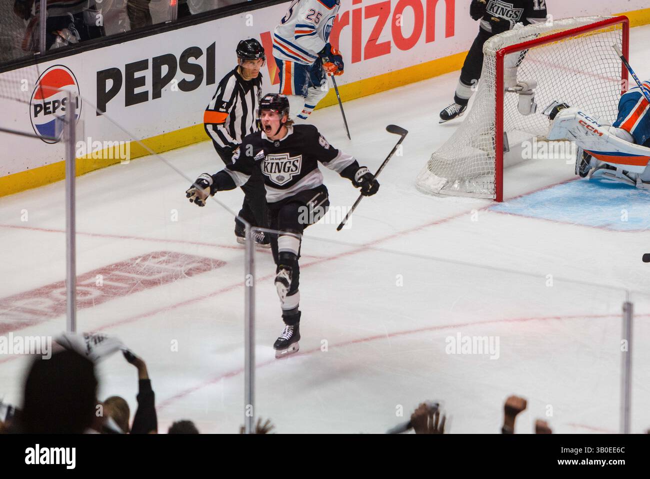 Los Angeles, Kalifornien, USA. April 2025. BRANDT CLARKE von den Los Angeles Kings der NHL erzielte sein erstes Playoff-Tor in einem Spiel gegen die Edmonton Oilers in der Crypto.com Arena in Los Angeles, Kalifornien am 23. April 2025. (Kreditbild: © Alex Cave/ZUMA Press Wire) NUR REDAKTIONELLE VERWENDUNG! Nicht für kommerzielle ZWECKE! Stockfoto
