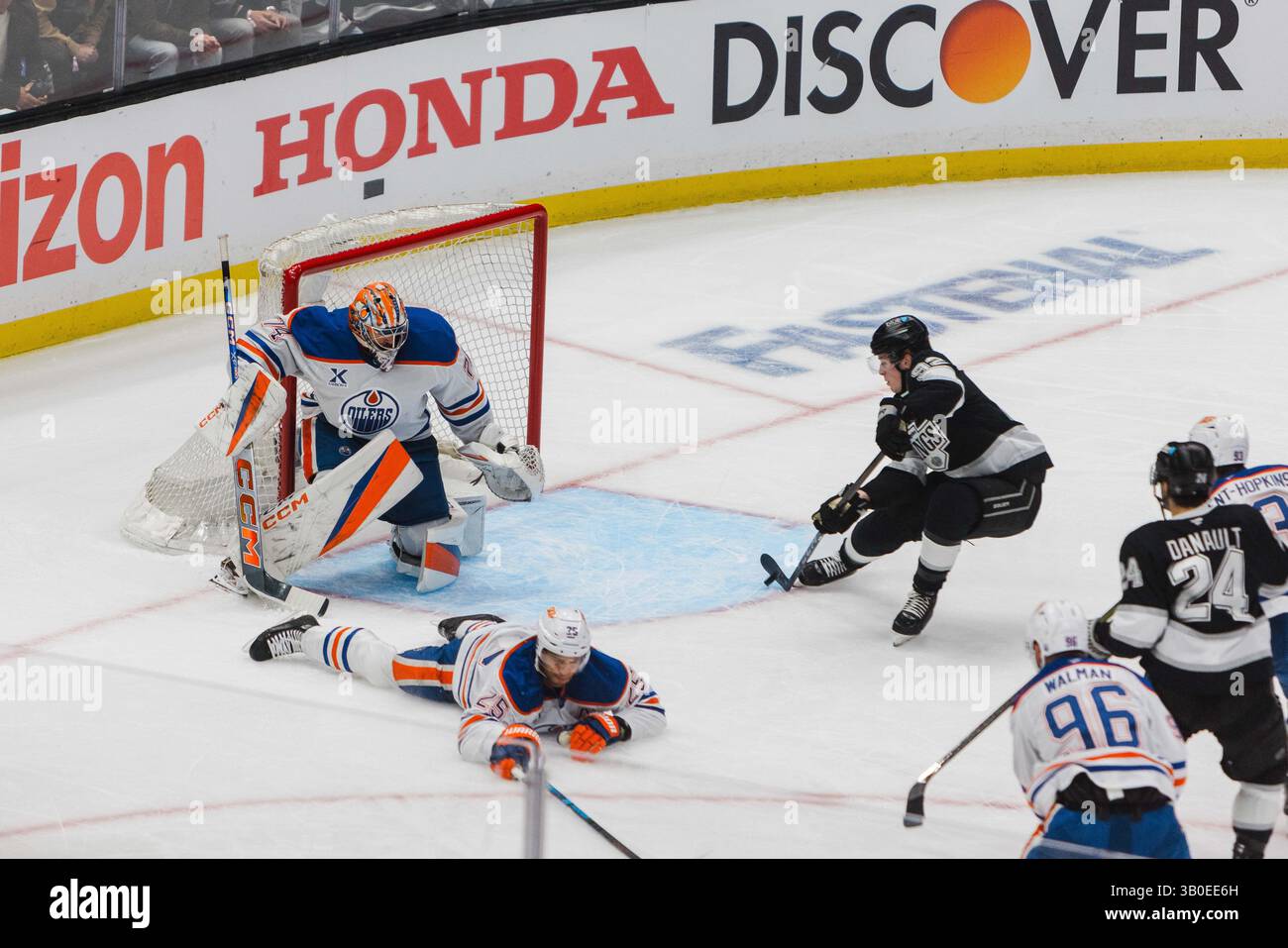 Los Angeles, Kalifornien, USA. April 2025. BRANDT CLARKE von den Los Angeles Kings der NHL erzielte sein erstes Playoff-Tor in einem Spiel gegen die Edmonton Oilers in der Crypto.com Arena in Los Angeles, Kalifornien am 23. April 2025. (Kreditbild: © Alex Cave/ZUMA Press Wire) NUR REDAKTIONELLE VERWENDUNG! Nicht für kommerzielle ZWECKE! Stockfoto