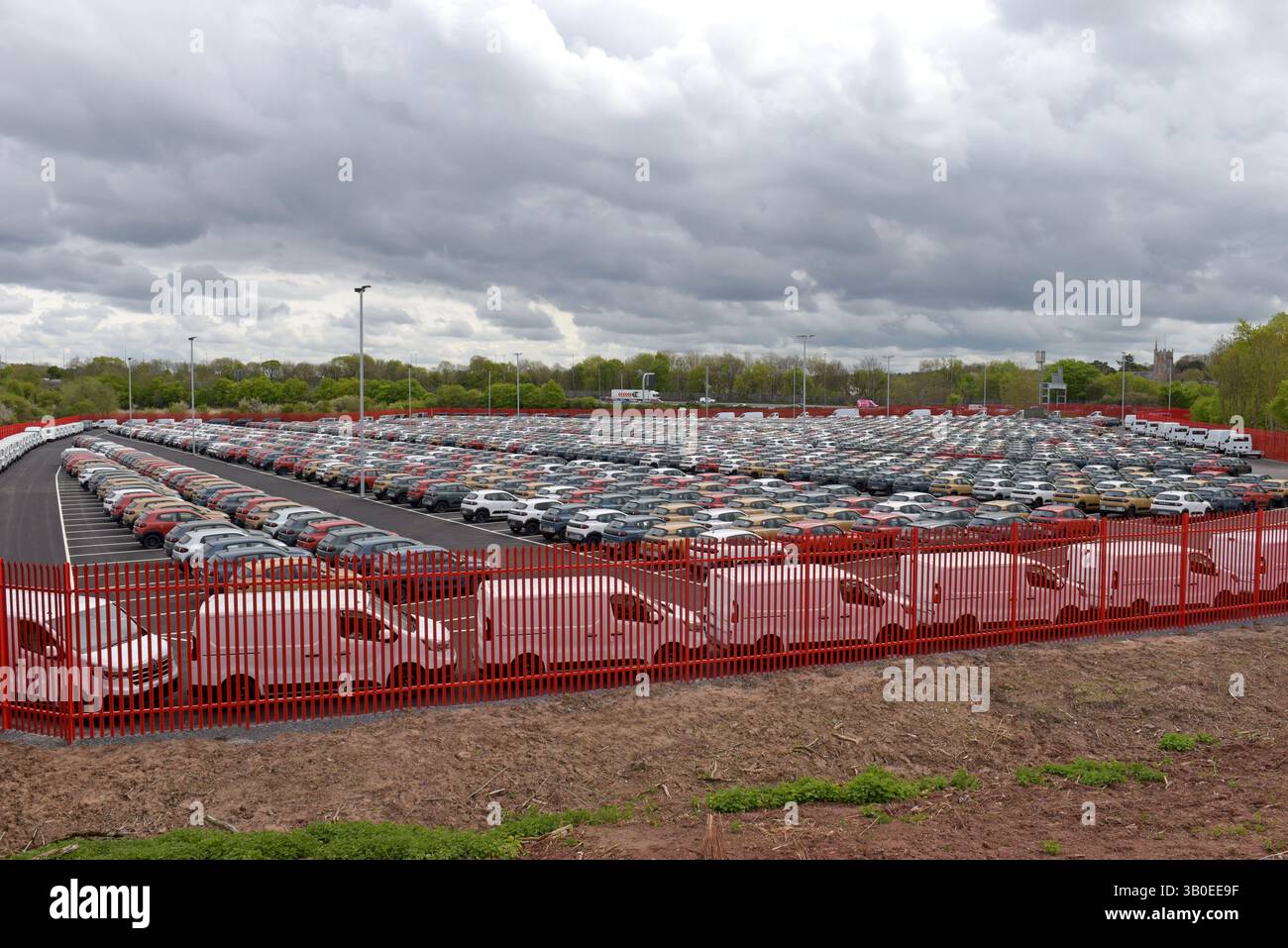 Neue Dacia-Autos in einem sicheren Lagergelände im Royal Portbury Docks Complex, Bristol, Großbritannien, April 2025 Stockfoto