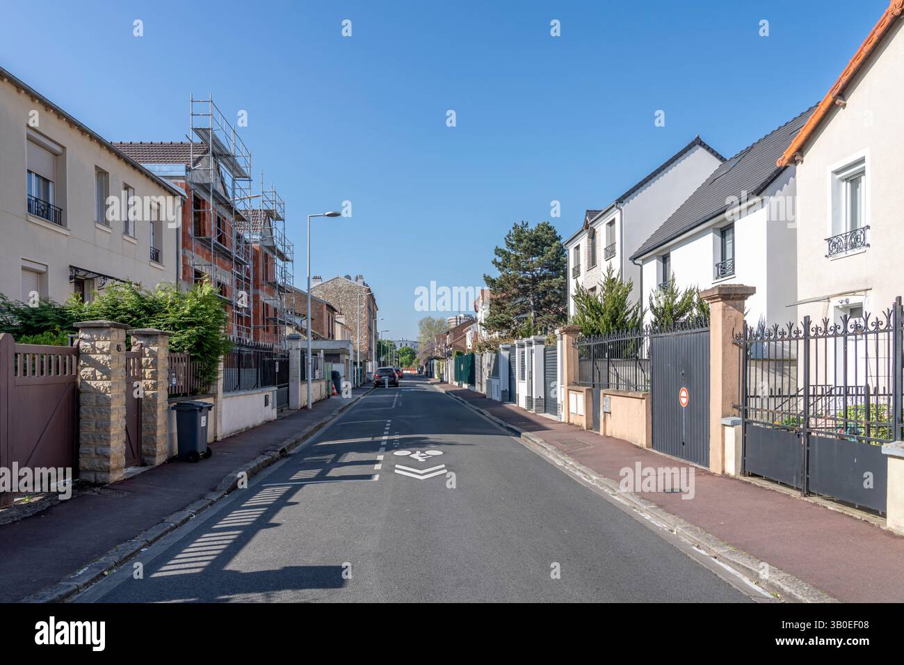 Nanterre, Frankreich - 04 11 2025: Bezirk Nanterre. Panoramablick auf Wohngebäude und Straßenviertel Stockfoto