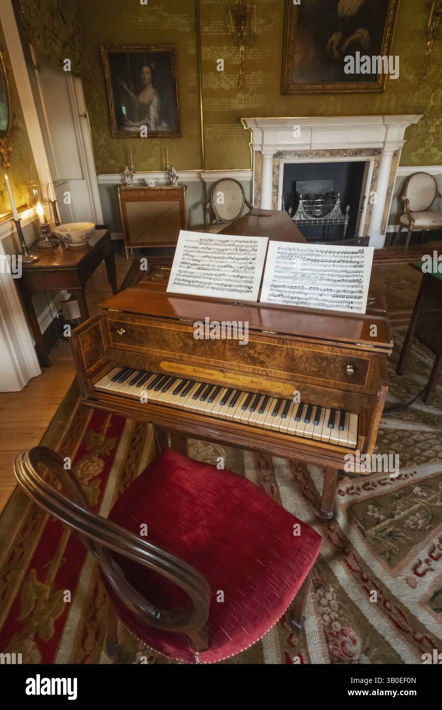 England, Somerset, Bath, Royal Crescent, No.1 Royal Crescent Georgian Home Museum, das Wohnzimmer mit Klavier Stockfoto