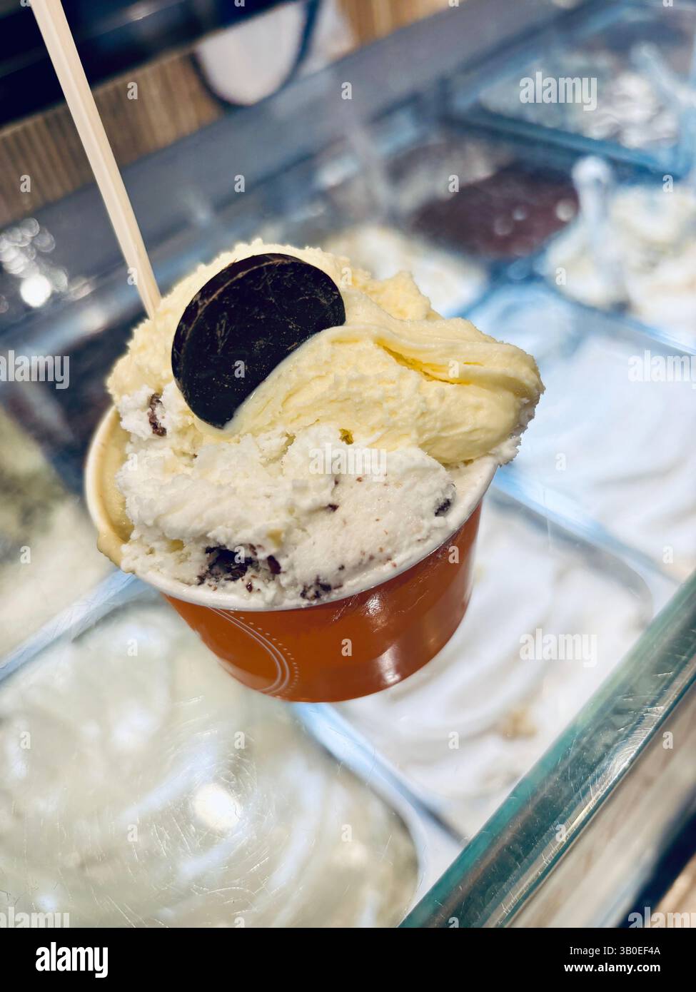 Eine Tasse Eis in einer Eisdiele. Italienisches Eis. Direkt darüber. Stockfoto