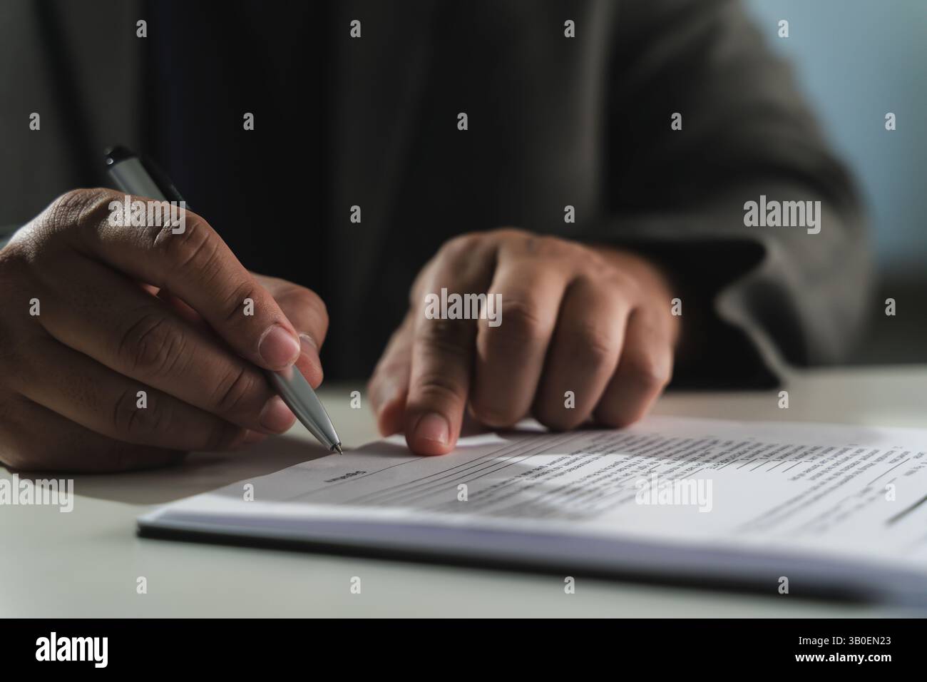 Geschäftsfrau unterschreibt Dokument auf Contract Paper, liest und prüft Finanzdokumente Stockfoto
