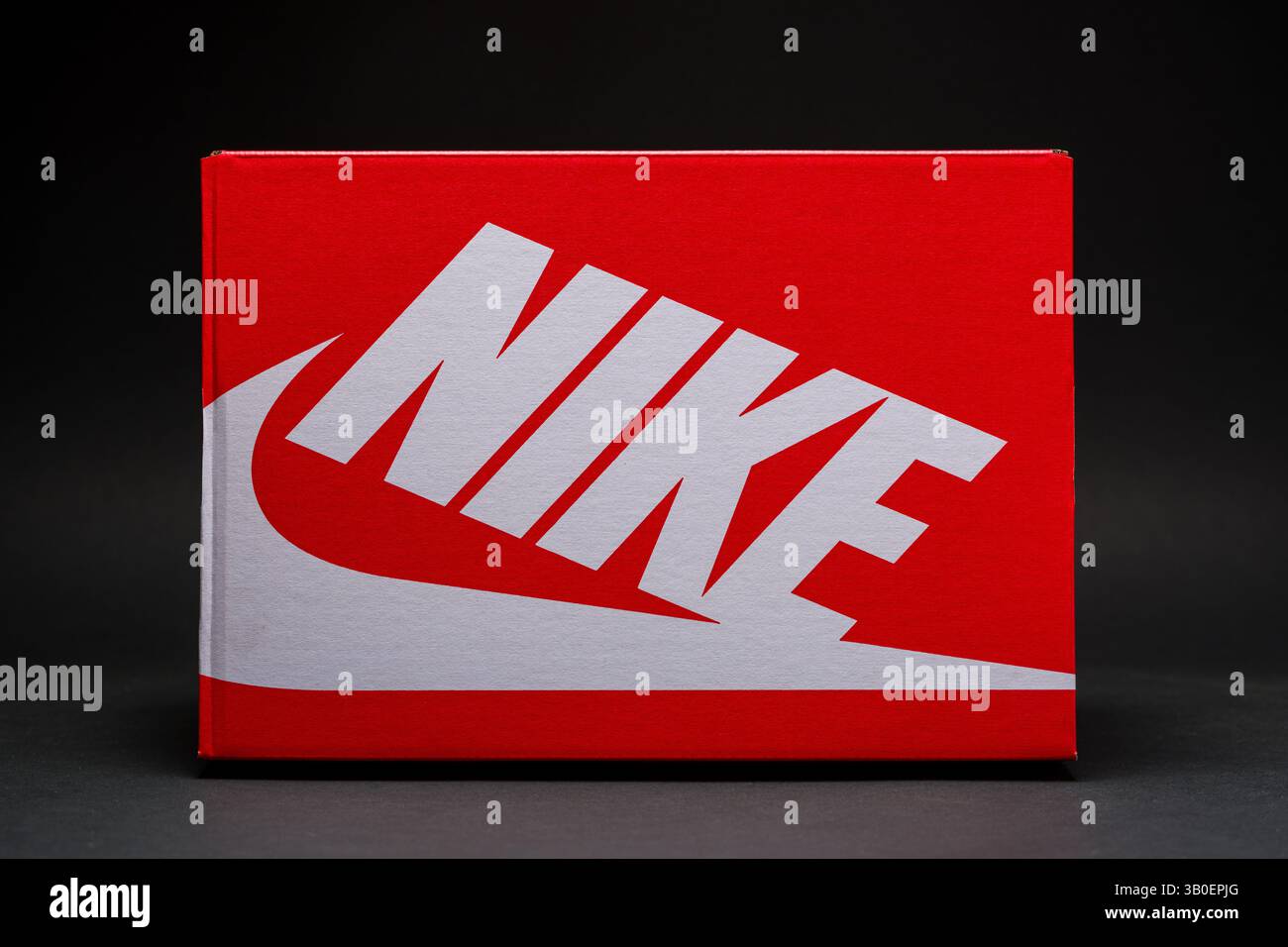 Antalya, Türkei - 15. April 2025: Rote Nike Sneakers Box auf schwarzem Hintergrund Stockfoto