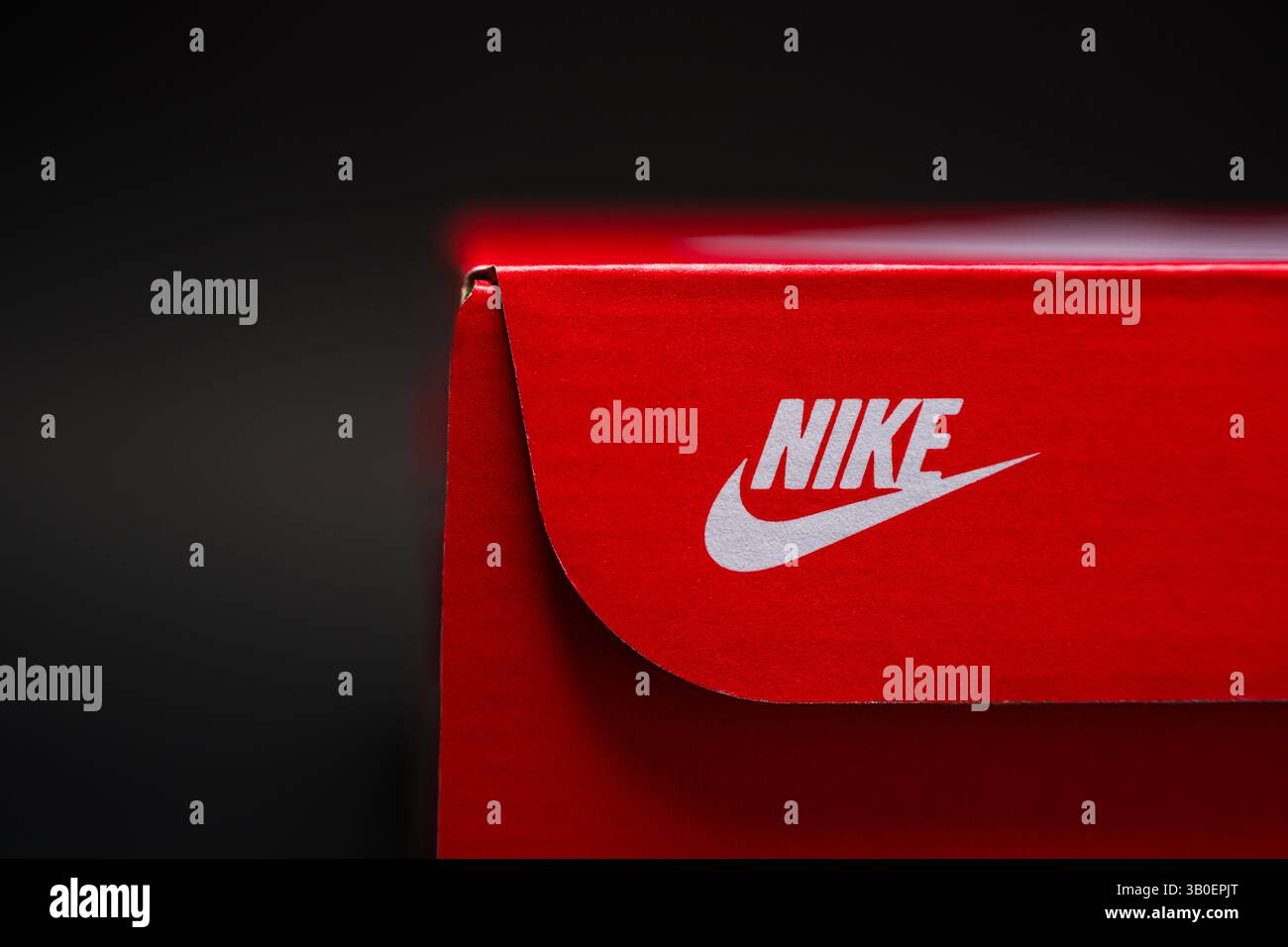 Antalya, Türkei - 15. April 2025: Rote Nike Sneakers Box auf schwarzem Hintergrund Stockfoto