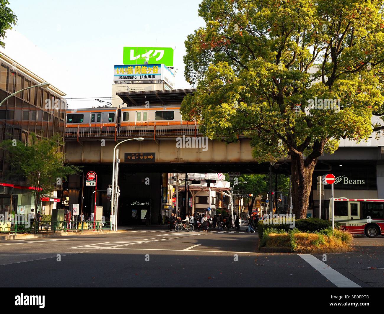 Blick auf den Frühling bei Sonnenuntergang auf den Bahnhof Asagaya mit Zugübergang der Chuo-Linie, Tokio, Japan Stockfoto