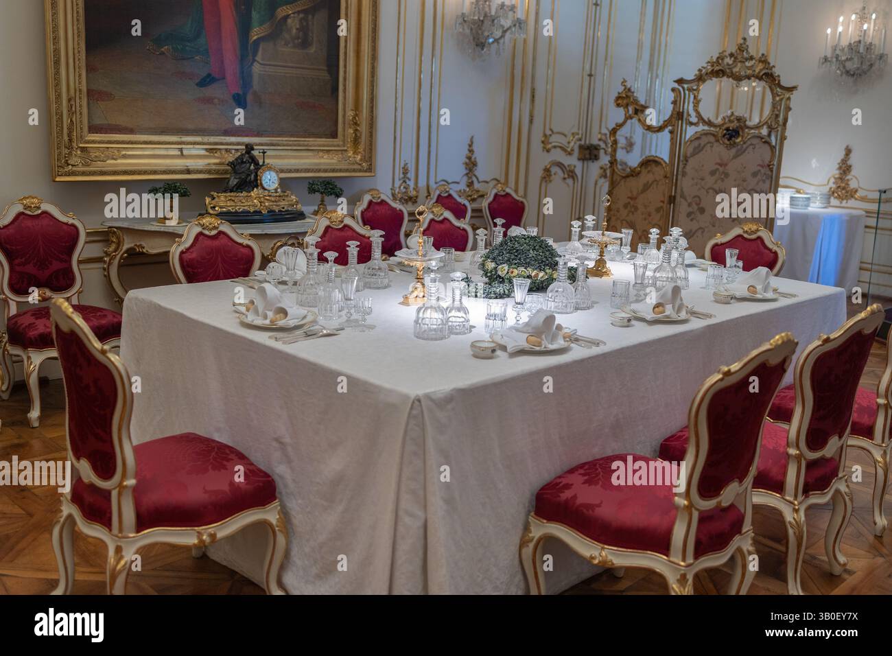 Opulenter königlicher Speisesaal im Schloss Schönbrunn in Wien, Österreich. Stockfoto
