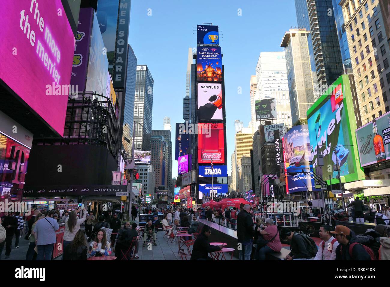 New York City, USA - 11. November 2024: Touristen am Times Square, Manhattan, in New York City tagsüber. Der Times Square ist einer der weltweit beliebtesten Stockfoto