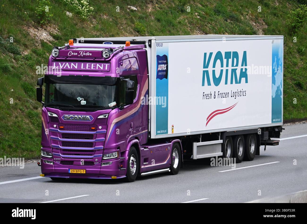 J. Van Leent - Zugmaschine und kotra Logistics - Kühlauflieger, Niederlande. Foto: Scania S650 Limited Edition - LKW mit V8 Motor *** J Van Leent Sattelzugmaschine und kotra Logistics Kühlanhänger, Niederlande Foto Scania S650 Limited Edition Truck mit V8 Motor Stockfoto