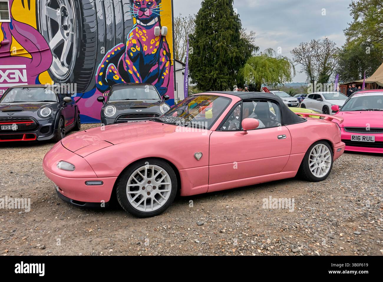 Mazda MX 5 pinkfarbenes Auto. Japanischer Sportwagen aus den 1990er Jahren Stockfoto