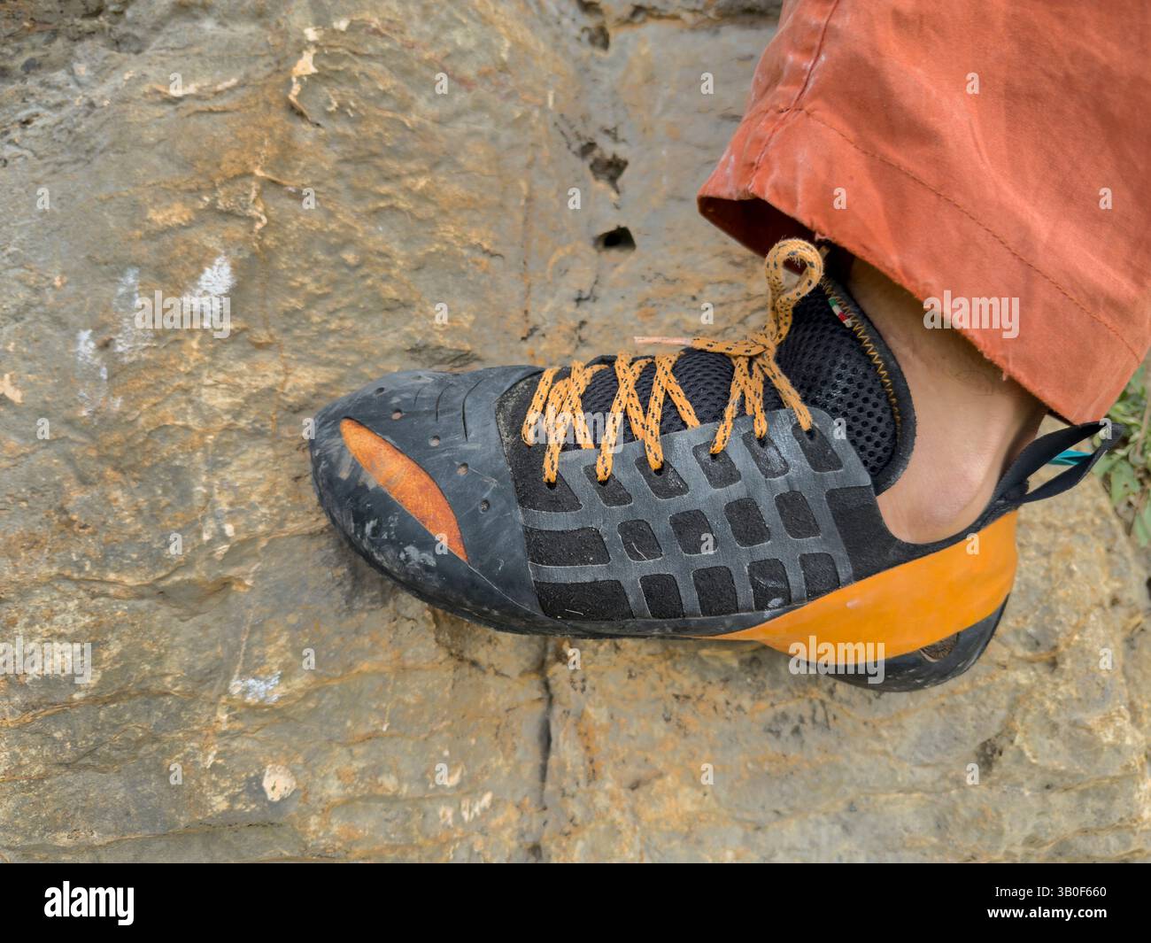 Eine Nahaufnahme der Füße an einer Kletterwand, eine beliebte Übung zum Aufbau von Kraft, Taktik, Entschlossenheit und Ausdauer in der Natur – Stockfoto Stockfoto