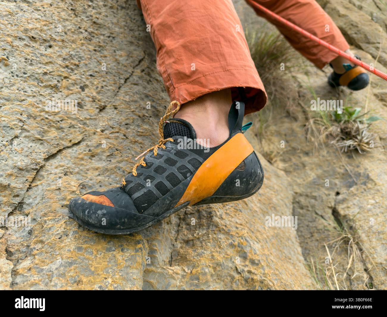 Eine Nahaufnahme der Füße an einer Kletterwand, eine beliebte Übung zum Aufbau von Kraft, Taktik, Entschlossenheit und Ausdauer in der Natur – Stockfoto Stockfoto