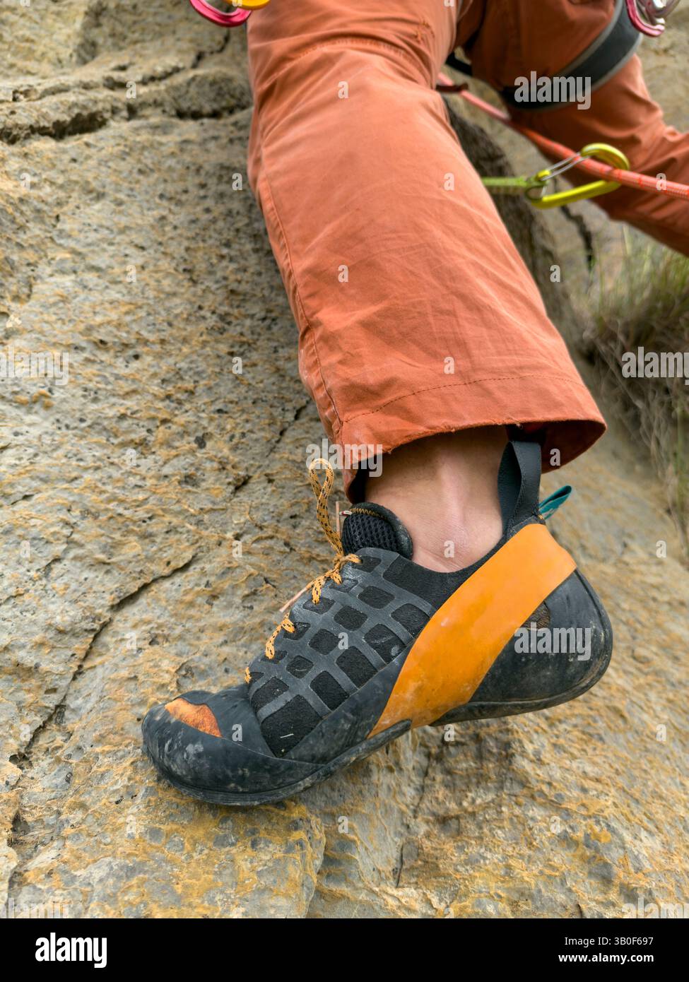 Eine Nahaufnahme der Füße an einer Kletterwand, eine beliebte Übung zum Aufbau von Kraft, Taktik, Entschlossenheit und Ausdauer in der Natur – Stockfoto Stockfoto