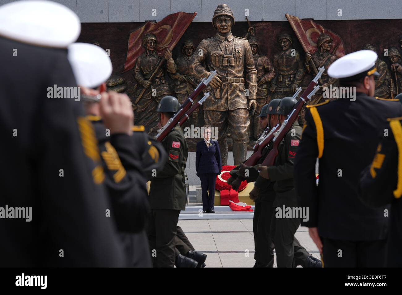 Die Prinzessin Royal beobachtet die Militärprozession zum Gedenken an die Republik Türkei am Canakkale Martyrs' Memorial im Gallipoli Peninsula Historical National Park, um den Anzac Day zu feiern, der an den Jahrestag des Beginns der Landungen in Gallipoli erinnert und ein nationaler Gedenktag für Australien und Neuseeland ist. Bilddatum: Donnerstag, 24. April 2025. Stockfoto