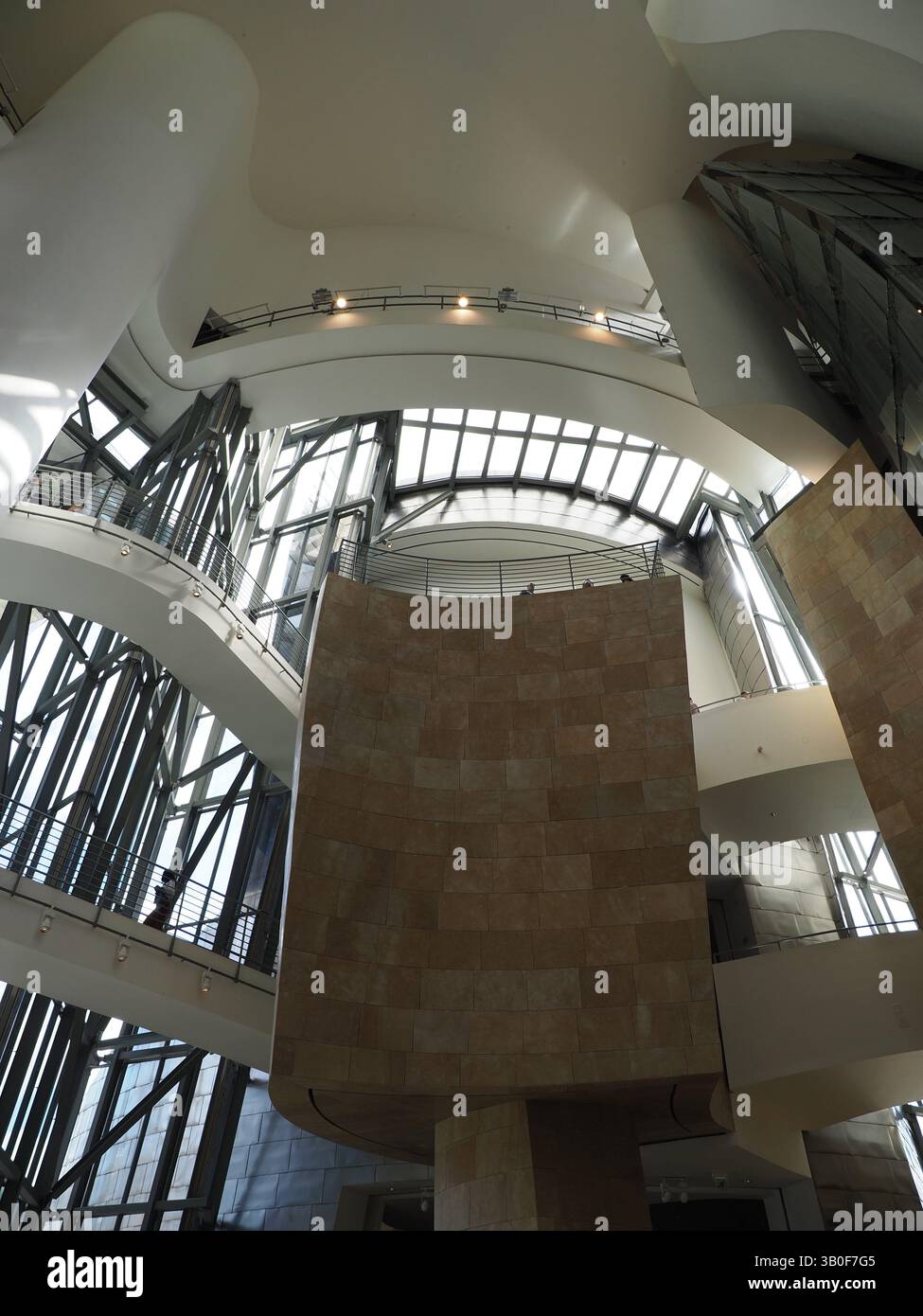 BILBAO, SPANIEN - 6. September 2019: Im Inneren des Museumsgebäudes in der europäischen Stadt in der Provinz Biskaya an warmen sonnigen Sommertagen - vertikal Stockfoto