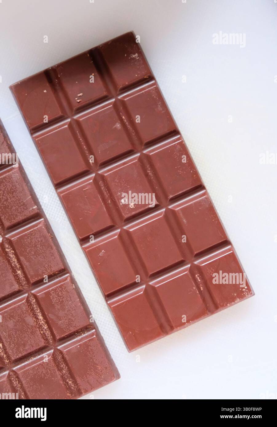 Nahaufnahme von hausgemachten Schokoladentafeln. Stockfoto