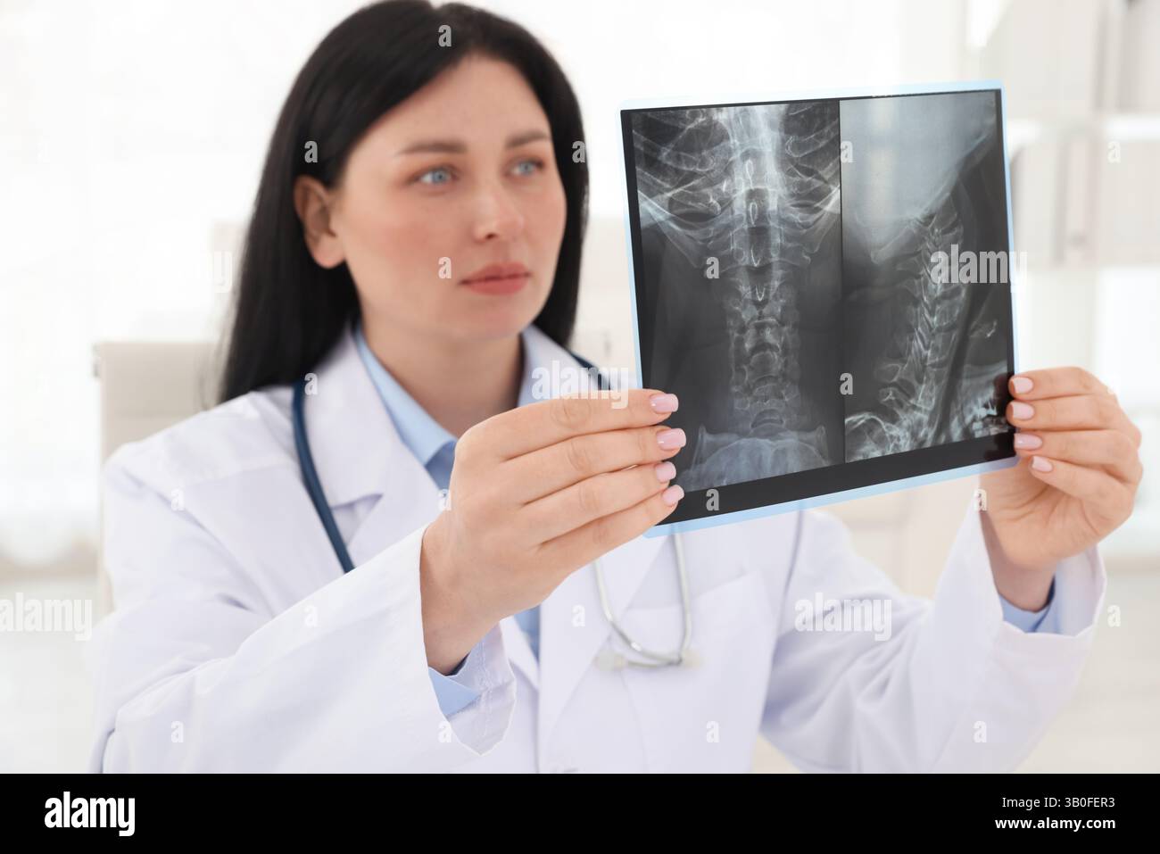 Arzt untersucht Hals-MRT in der Klinik Stockfoto
