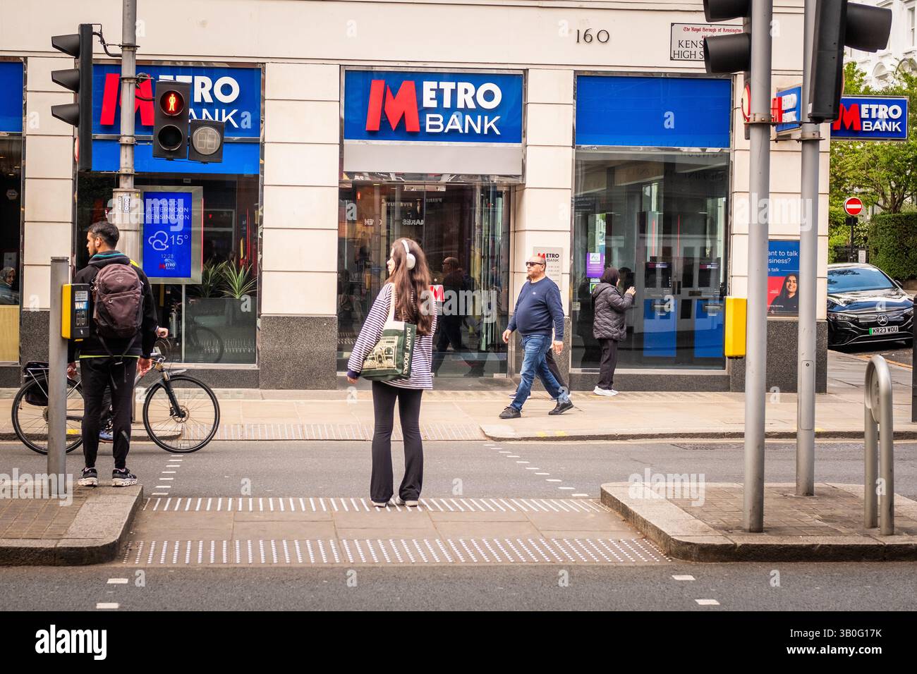LONDON, 22. APRIL 2025: Metro Bank Plc, britische Einzelhandels- und Handelsbank, an der Kensington High Street Stockfoto