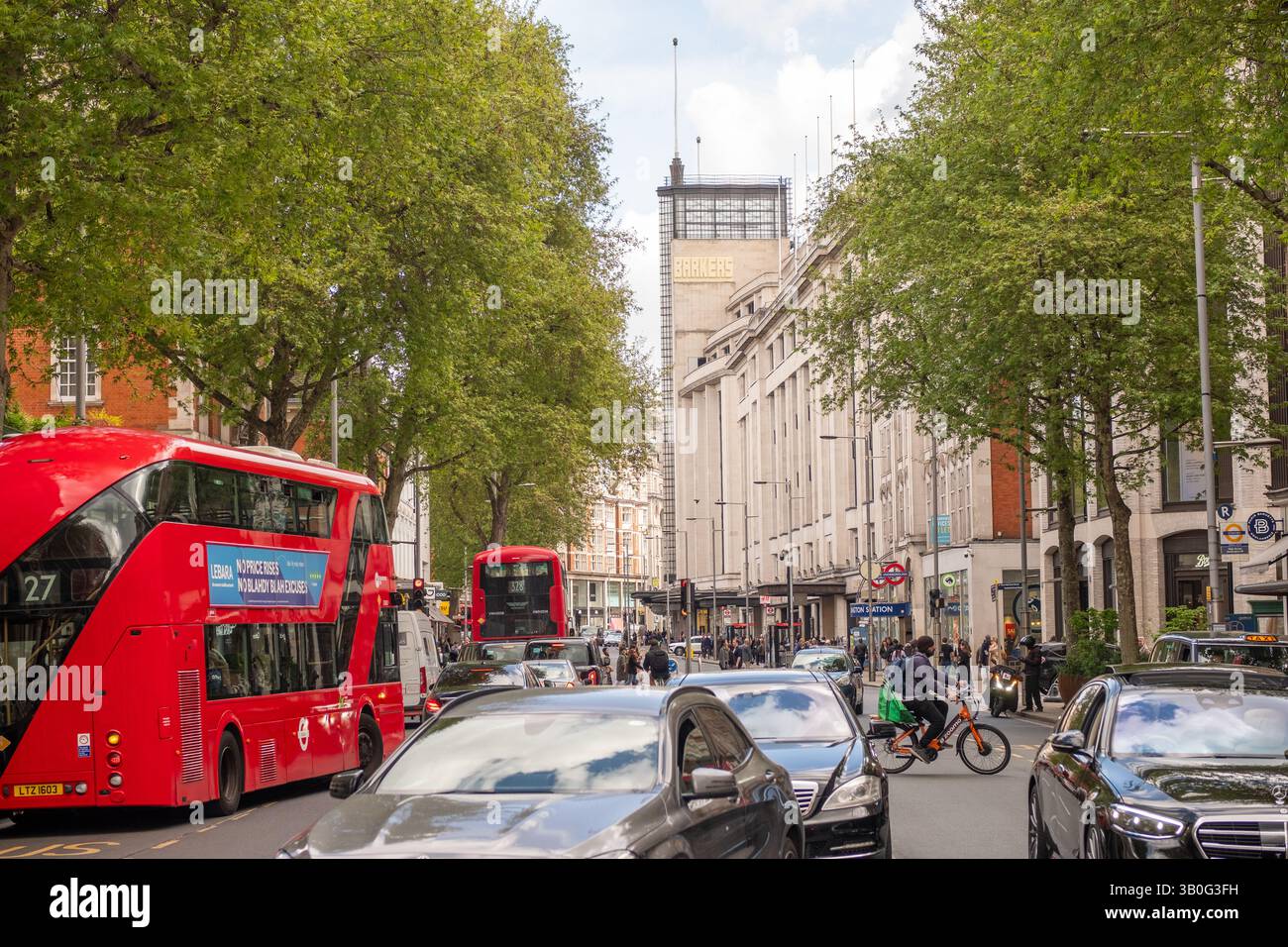 LONDON, 22. APRIL 2025: Offener Blick auf die Menschen und den Verkehr auf der High Street Kensington Stockfoto
