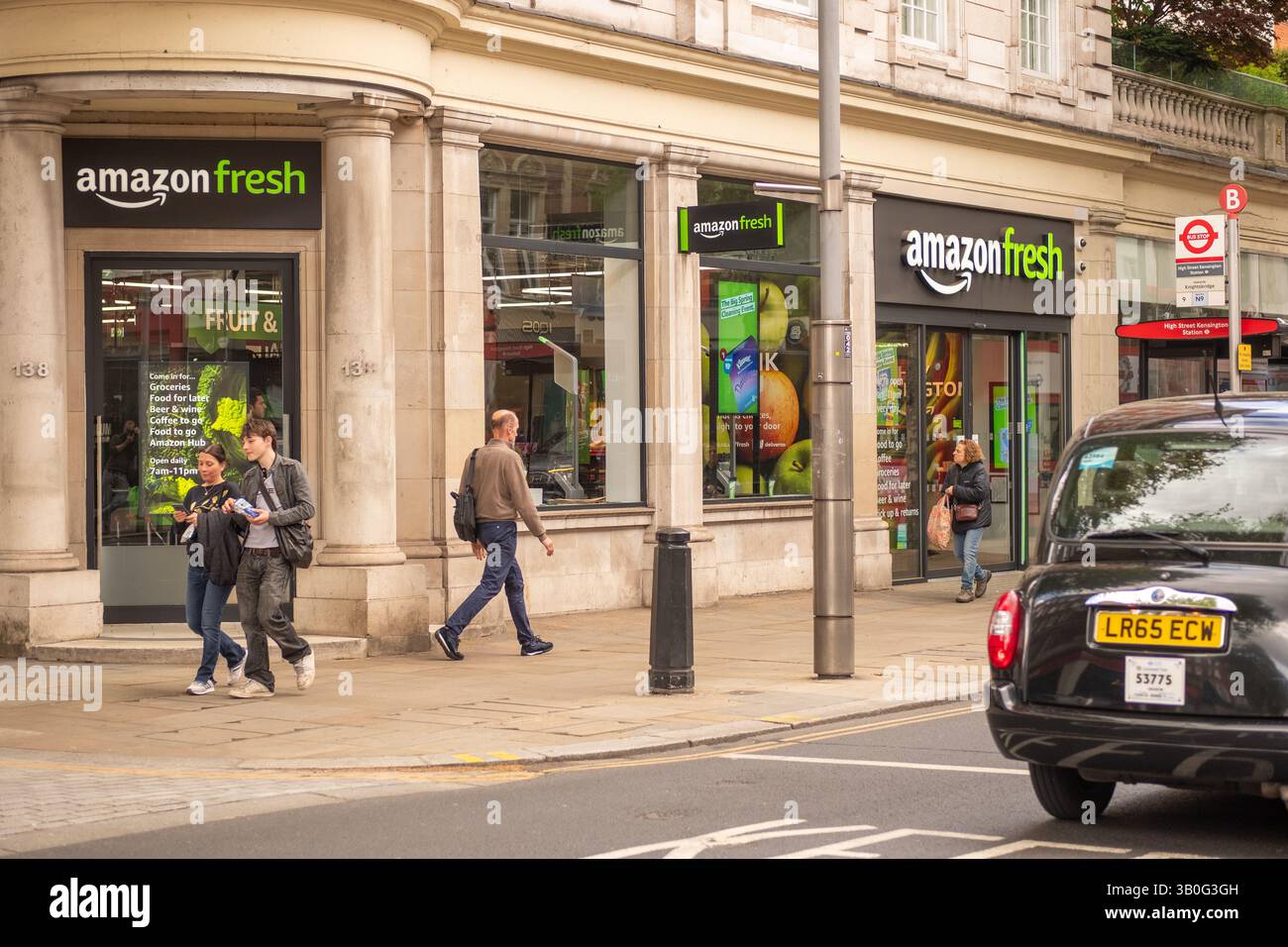 LONDON, 22. APRIL 2025: Amazon Fresh Store in der High Street Kensington, West London. Kein Ladengeschäft ohne Ladengeschäft Stockfoto