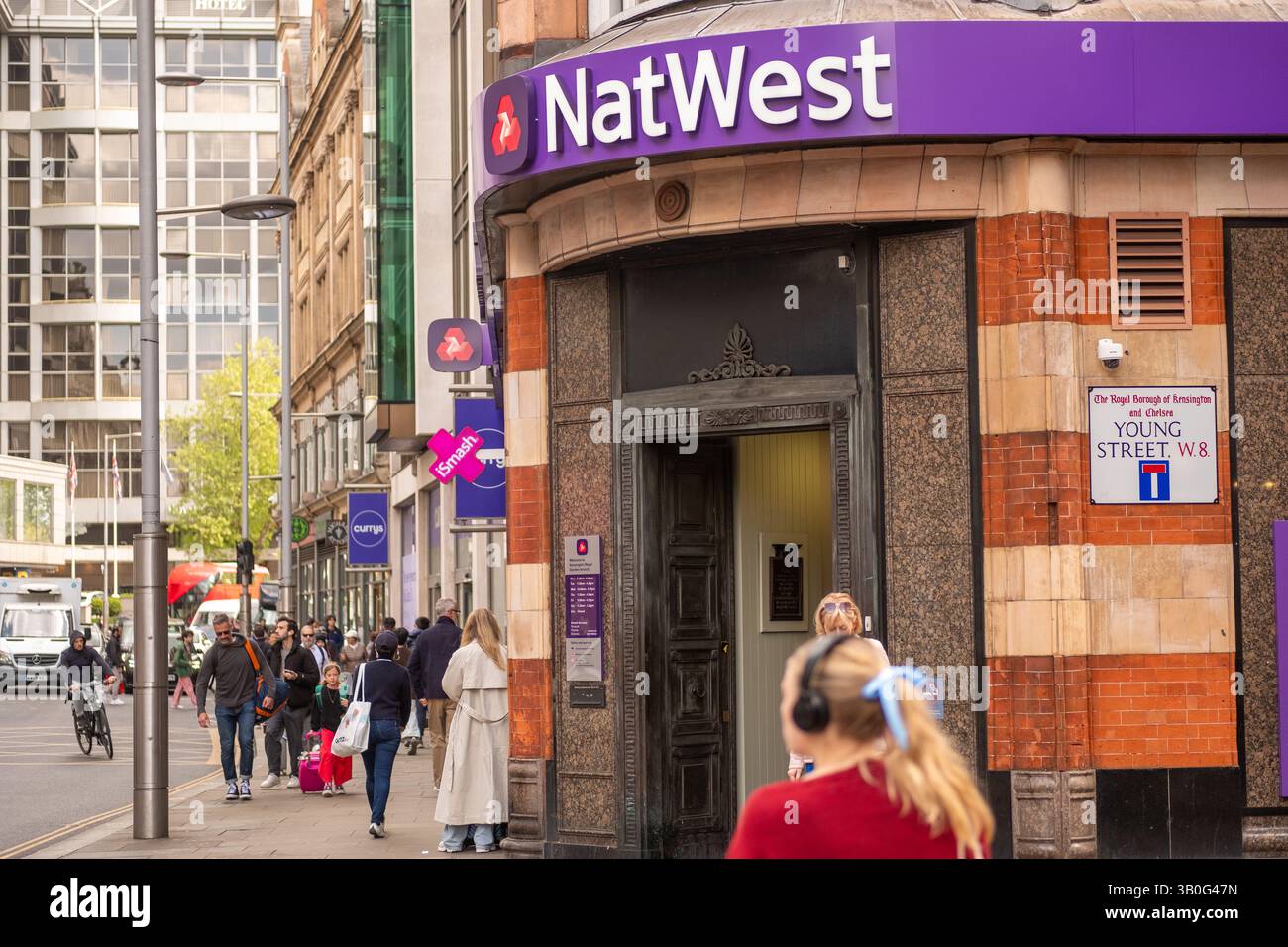 LONDON, 22. APRIL 2025: Zweigstelle NatWest an der Kensington High Street. Britische Privatkunden- und Geschäftsbank Stockfoto