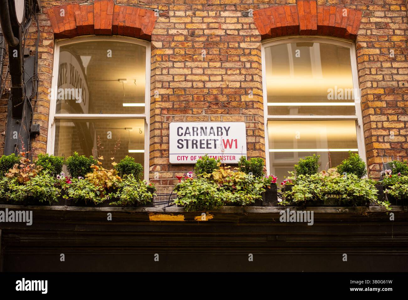 LONDON - 23. APRIL 2025: Carnaby Street W1Sign. Wahrzeichen Straße, berühmt für ihre Modegeschäfte Stockfoto