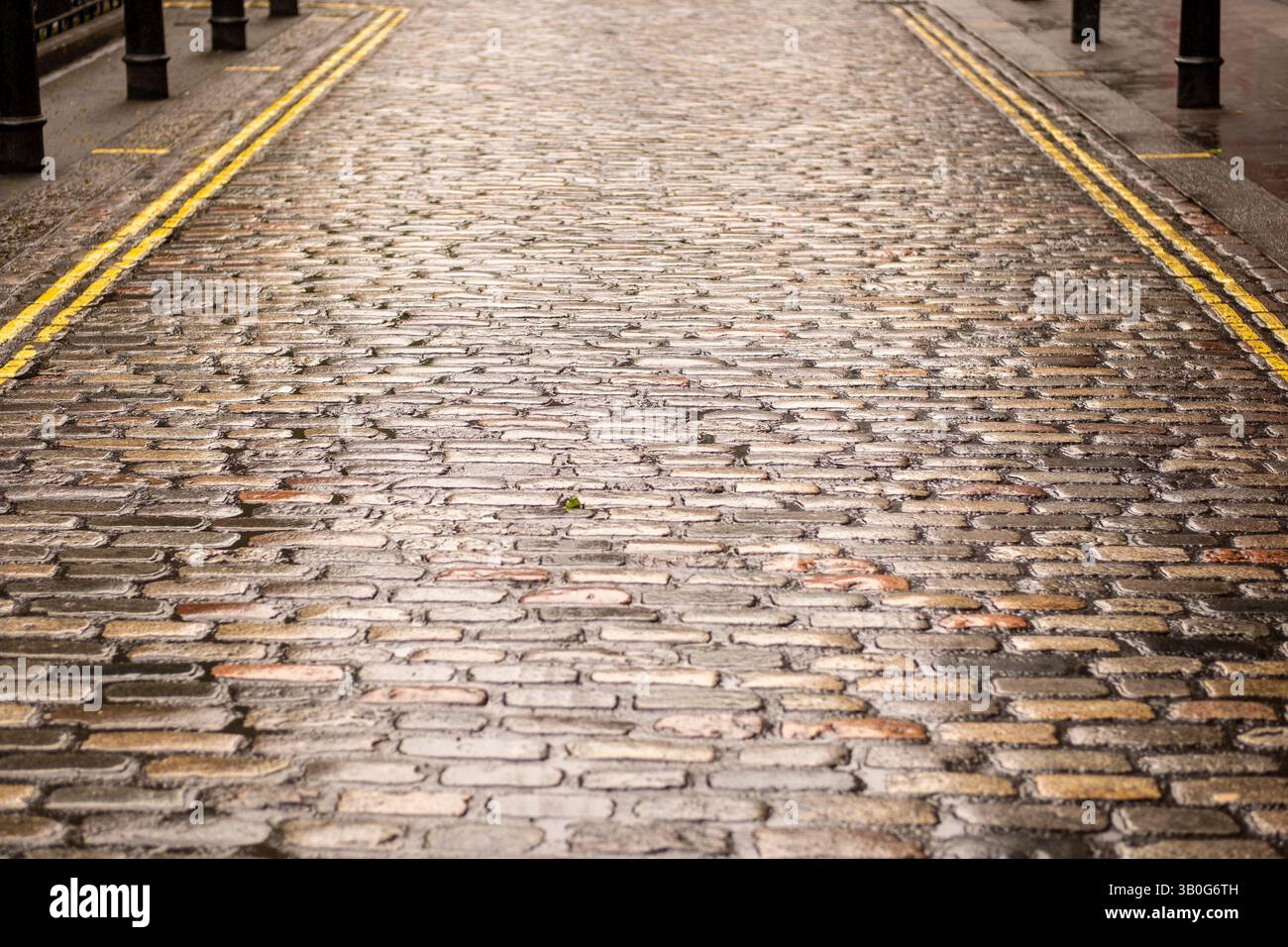 Eine leere Straße mit Kopfsteinpflaster in London mit Platz für generative Füllungen oder Textkopien Stockfoto