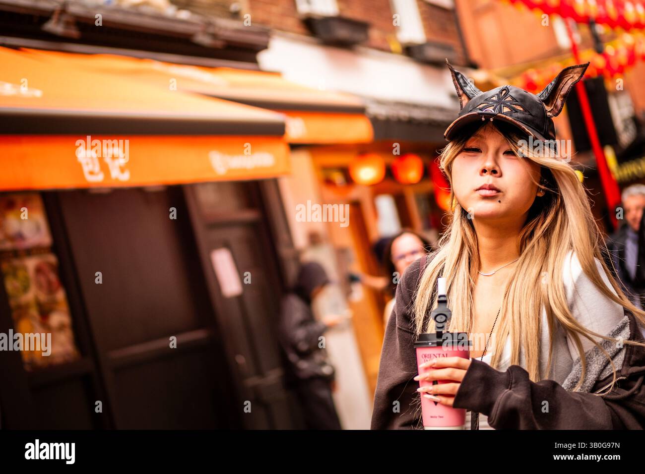 LONDON, 23. APRIL 2025: Offenes Straßenbild von China Town im Soho-Viertel im Londoner West End Stockfoto