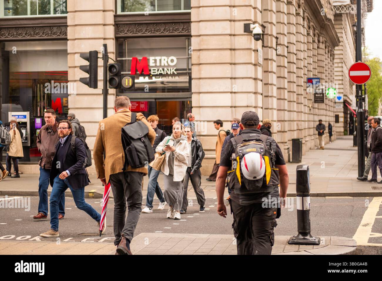 LONDON, 23. APRIL 2025: Metro Bank Plc, britische Einzelhandels- und Handelsbank, Piccadilly, Mayfair Stockfoto