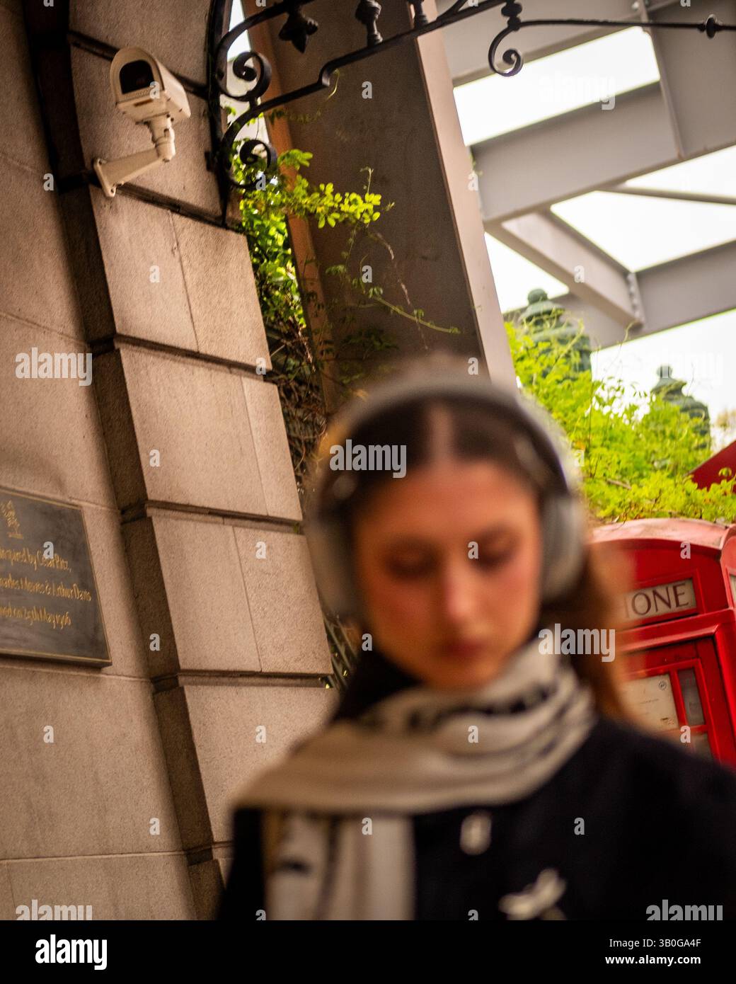 LONDON, 23. APRIL 2025: Offener Blick auf die Straße eines unscharfen Fußgängers mit CCTV-Kamera im Hintergrund Stockfoto