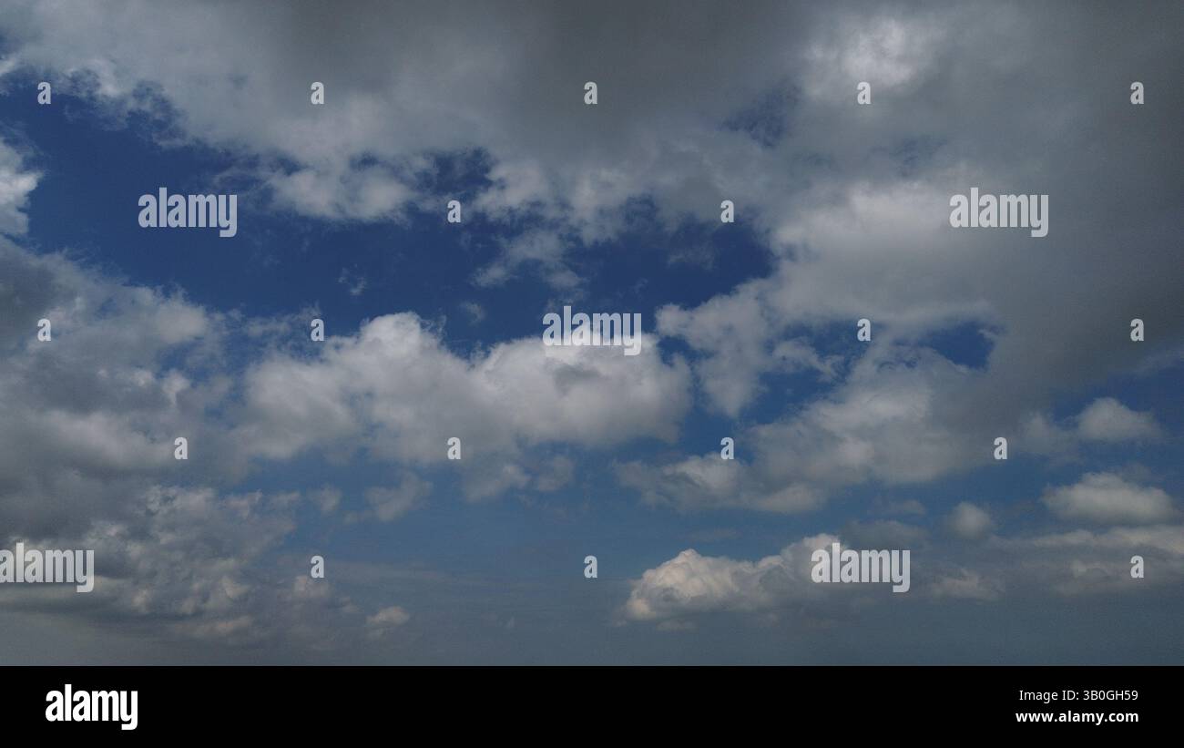 4K-Luftaufnahme in den Wirral-Gebieten von Birkenhead, Wallasey, New Brighton, West Kirby, Arrowe und Oxton. Stockfoto