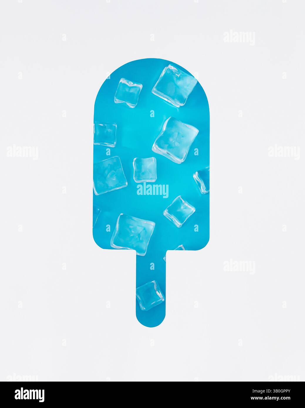 Sommerkomposition mit Eiswürfeln, sichtbar durch eine eisförmige Lücke auf blauem Hintergrund. Sommer-Ästhetik-Konzept. Stockfoto