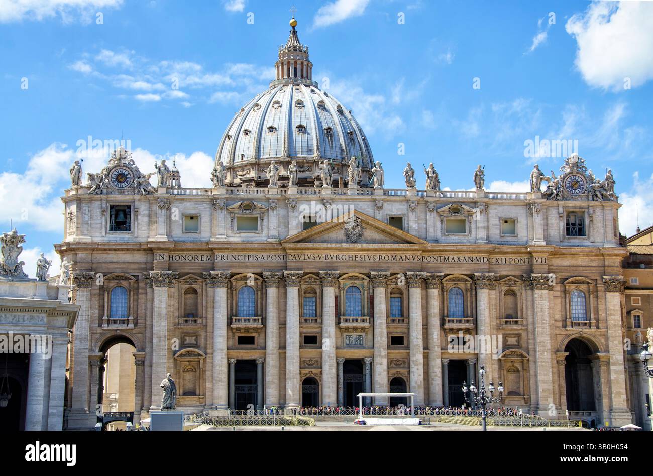 St. Peter's Square ist ein großer Platz direkt vor der Basilika St. Peter im Vatikan, der päpstlichen Enklave innerhalb Roms, direkt wes Stockfoto