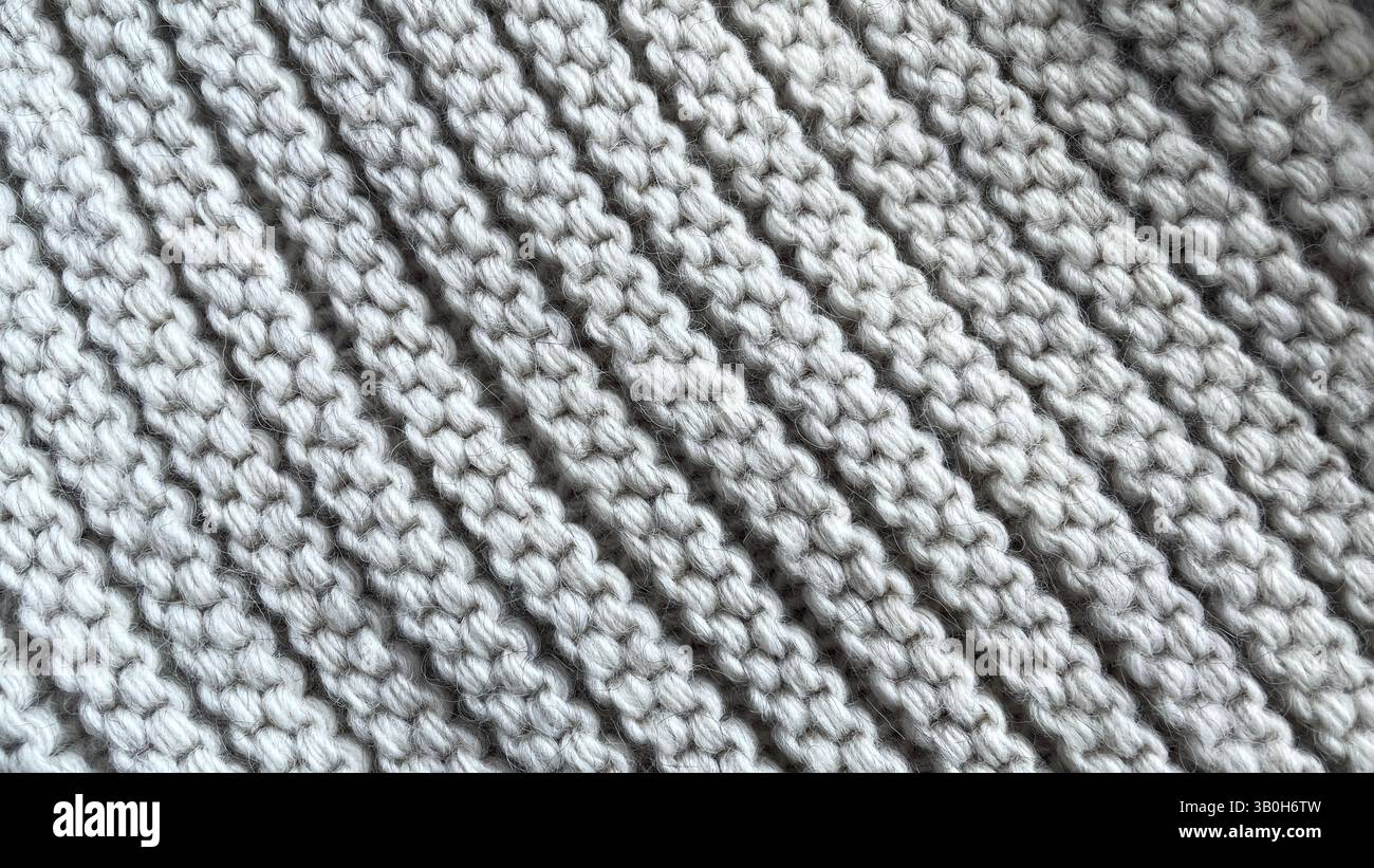 Strickwolle im Nahbereich. Gestrickter Wollhintergrund. - Smartphone-aufgenommenes Stockfoto
